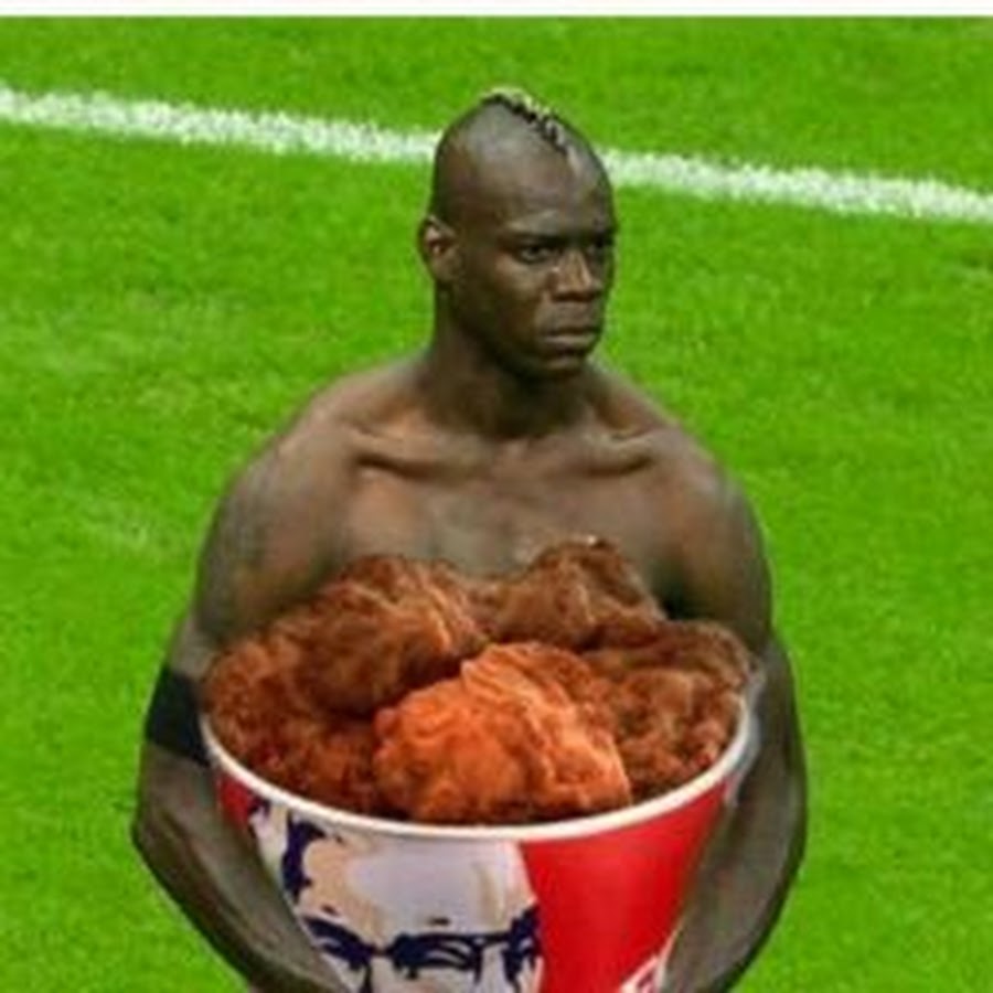 Негр ест курицу мем