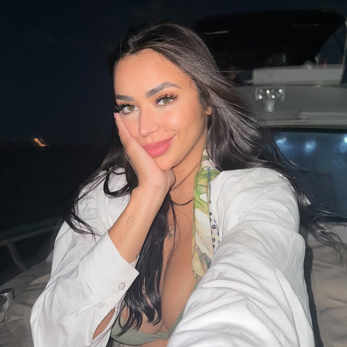 Bruna Diiniiz Net Worth & Earnings (2026)