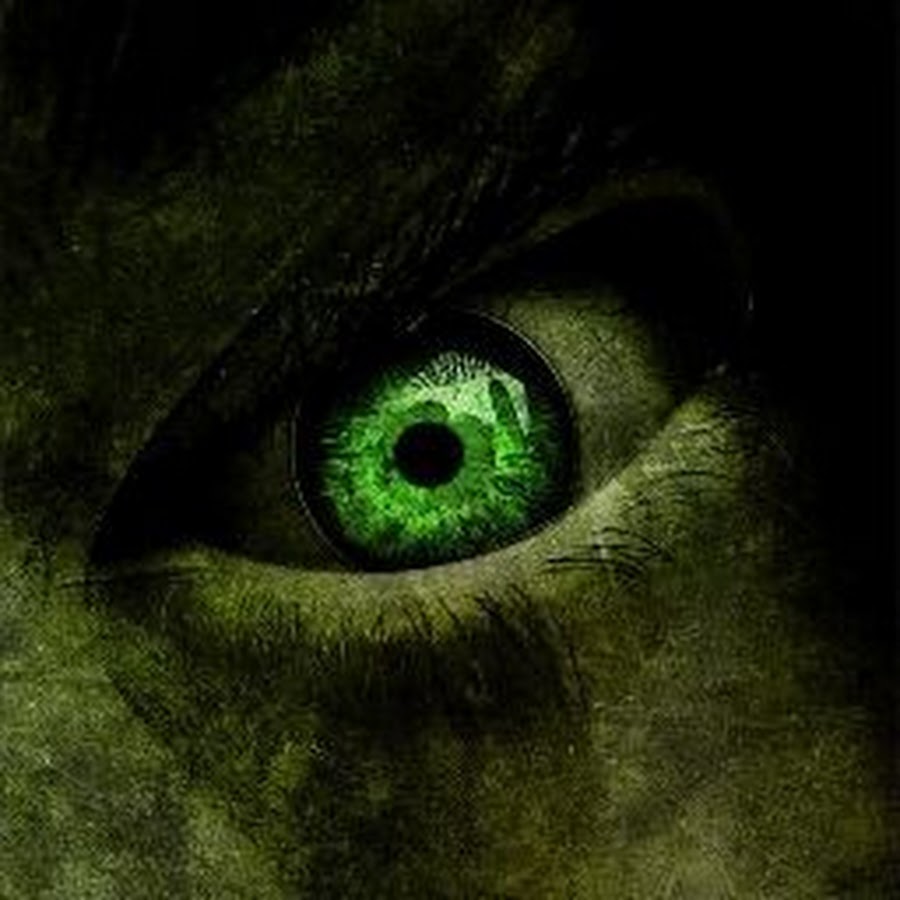 He got green eyes. Чудовище с зелеными глазами. Монстр с зелеными глазами. Глаза в темноте.