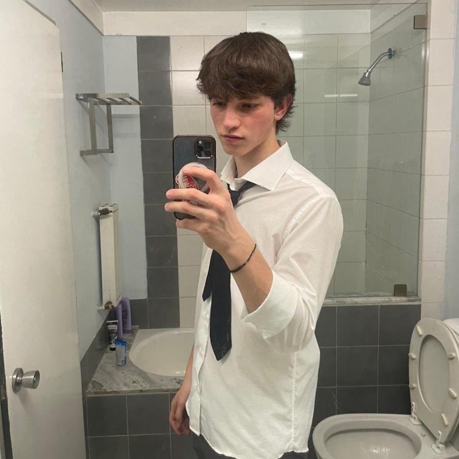 Буква v в золоте