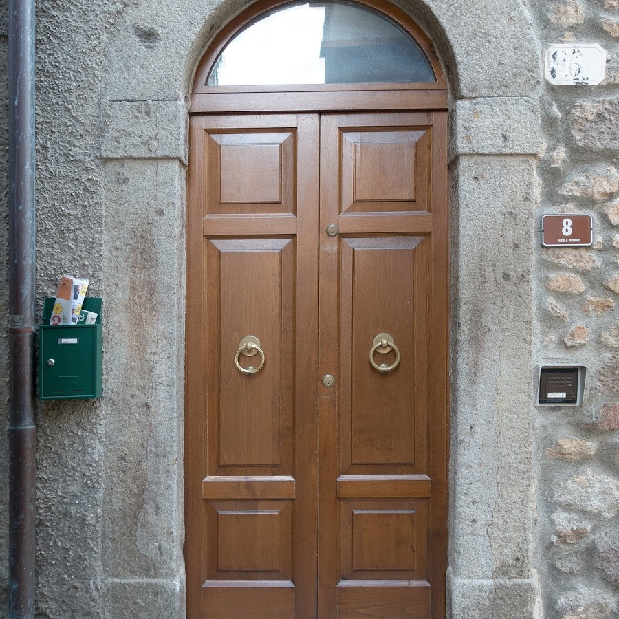 Дверь в здание. Дверь калитка в квартиру. Фасадной калитка двери. Ворота для квартиры.