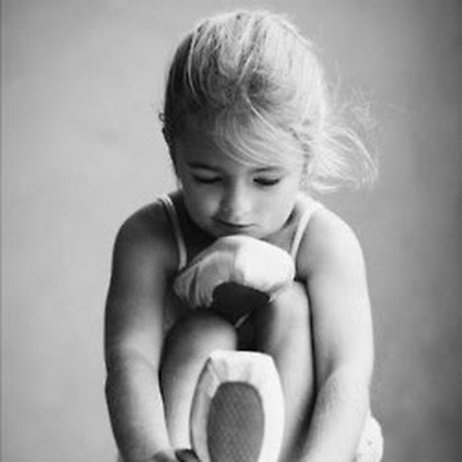 Маленькая девочка накортачках. Несовершеннолетняя дочь. Стройные девочки. Девочка даётся маленькая. Девочка.