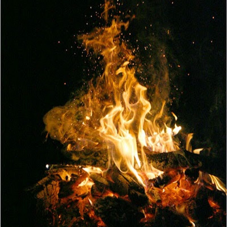 Огонь жизни. Девушка с огнем в руках. Как жить огонь. Огонь на темном фоне. Душевный огонь.