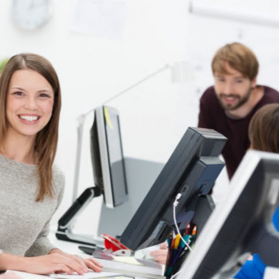 Счастливый работник. Люди в офисе. Работник с которым у. Мужчина на производстве. Работник с которым у.