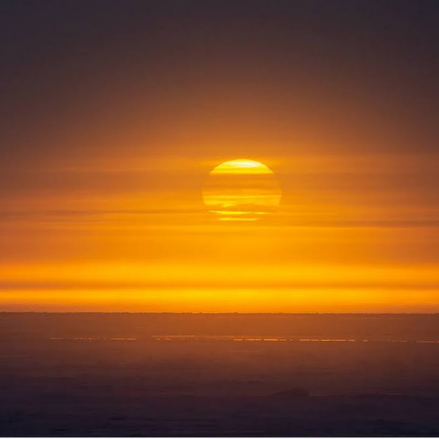 Восход на море. Рассвет на реке. Рассвет солнца. Солнце через край. Солнечный день.