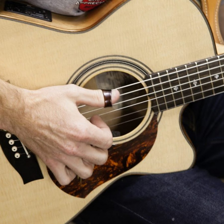 переборы для шестиструнной гитары. струны на гитаре. игра на гитаре. перебирая струны. медиатор в руке.