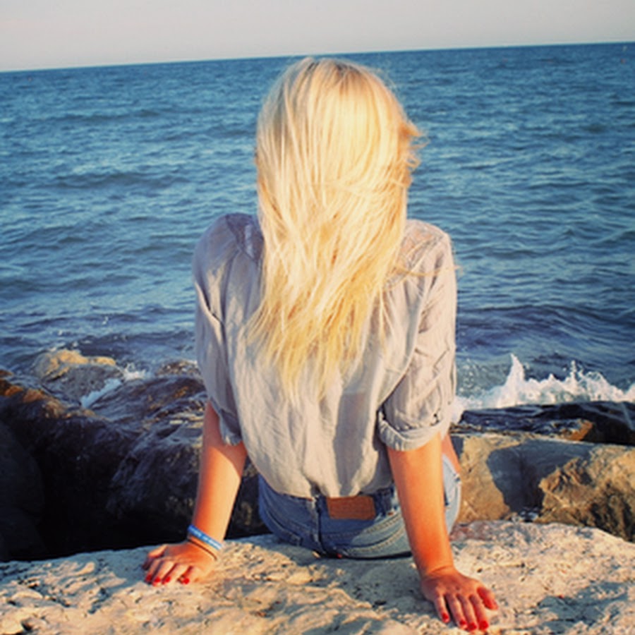 Блондинка на берегу моря спиной