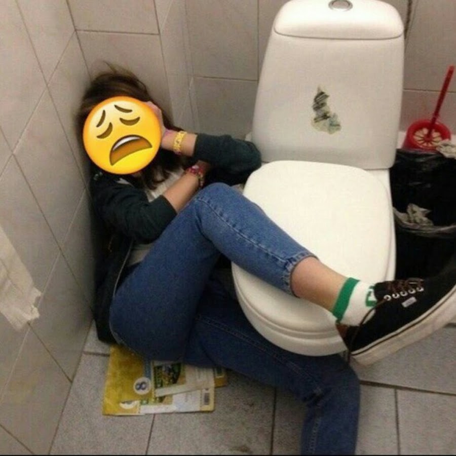 Девочка в туалете