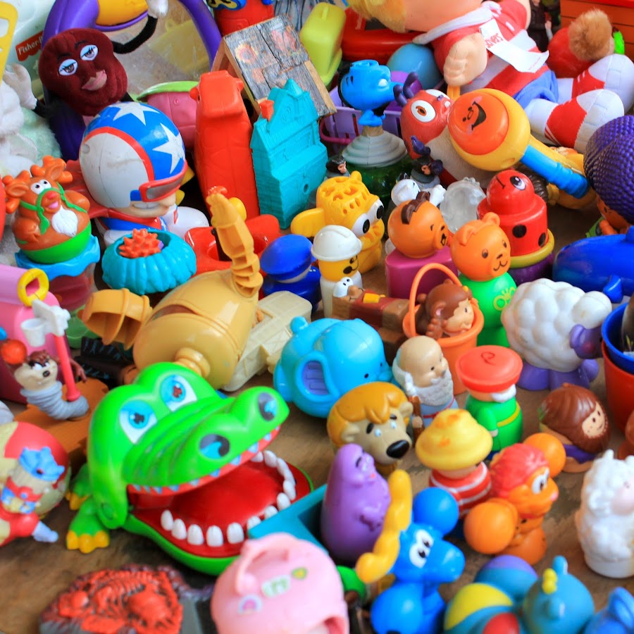 Покажи настоящую игрушку. Пластиковые игрушки. Игрушки из пластмассы. Много игрушек. Маленькие игрушки пластиковые.