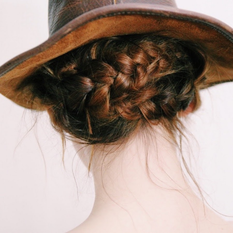 Головной убор волос косы. Причёска шляпка из косичек. Hat aesthetic. Шляпа с косичками PNG. N hats