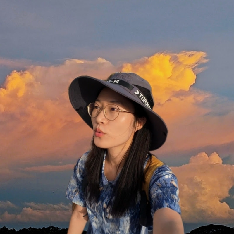 鸭鸭是时候发财了Travel with YaYa Logo