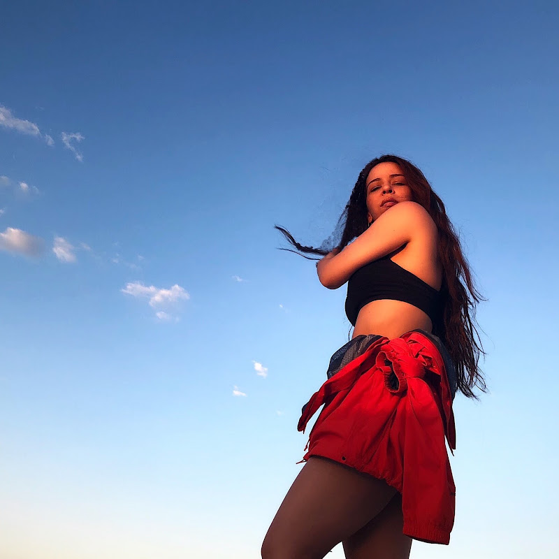 Flora Matos - Topic
