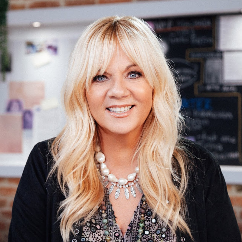 Julia Leischik in SAT.1 Logo