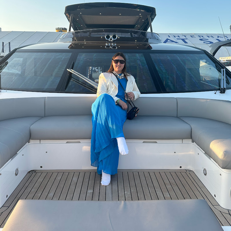 Hire Royal Global Aleksandra Sokolova Alekseevna  — Tech & Science YouTube creator for sponsorships