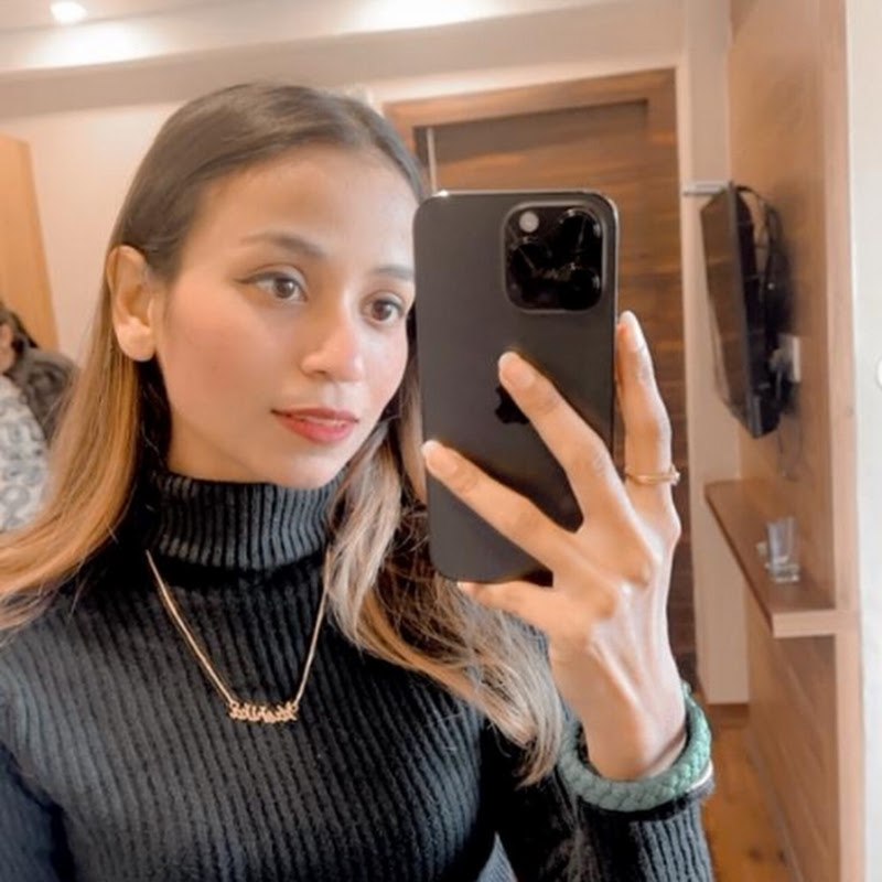 Minimalist Henna profile avatar