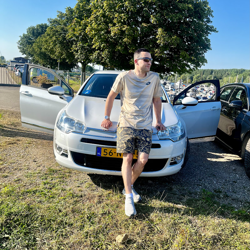 Private Garage  Logo