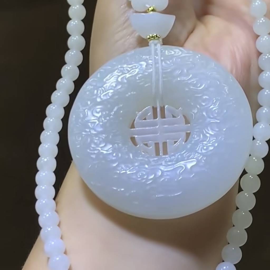 货头精选💰1880🉐️ 尺寸54*10mm。93g 和田玉【平安扣】白度一级，密度