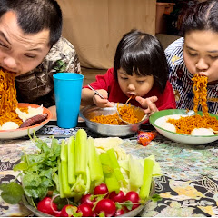 Moo Say family eating show. Avatar