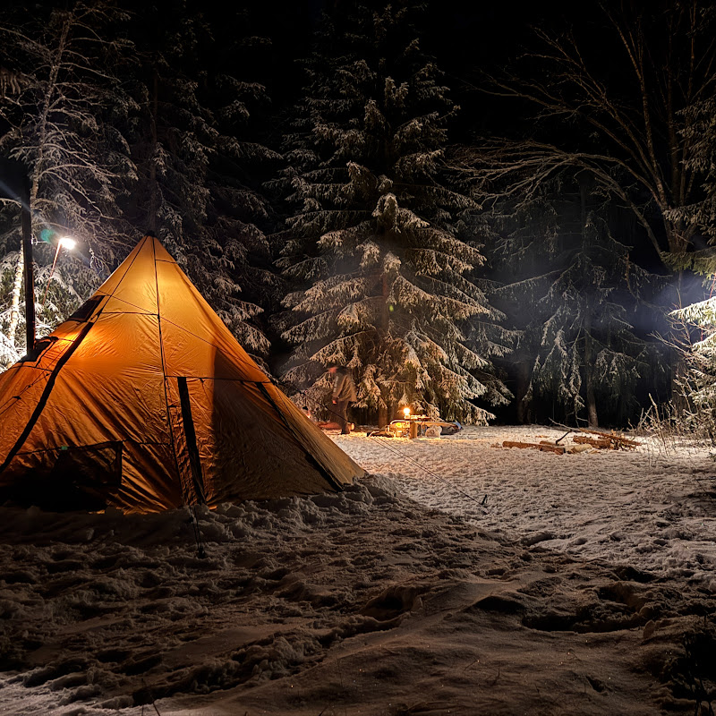 С Палатками В Лес Logo
