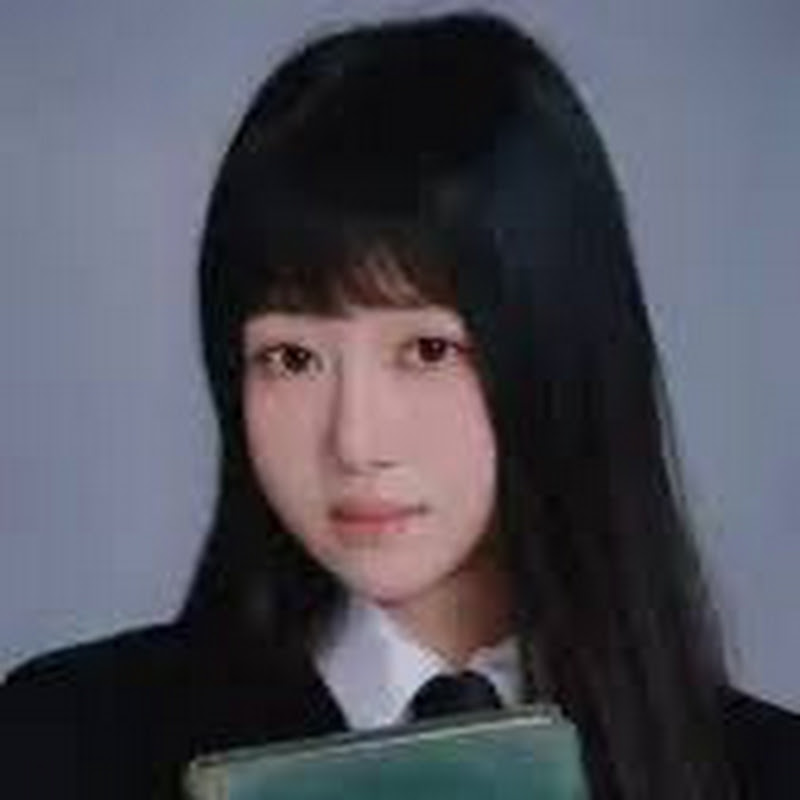 爱吃肉的比基尼小姐姐 Logo