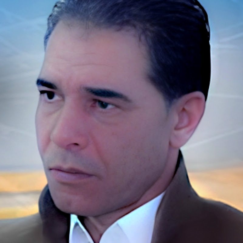 الفنان الشاعر خميس القذافي