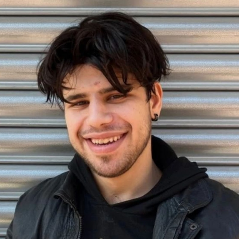 Hire Süleyman Özçelik — Public Speaking & Communication Skills YouTube creator for sponsorships