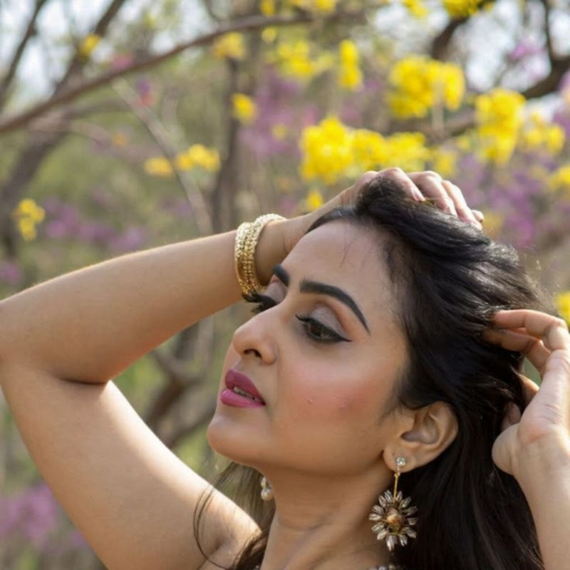 Hire glamorous vido — Beauty & Fashion YouTube creator for sponsorships