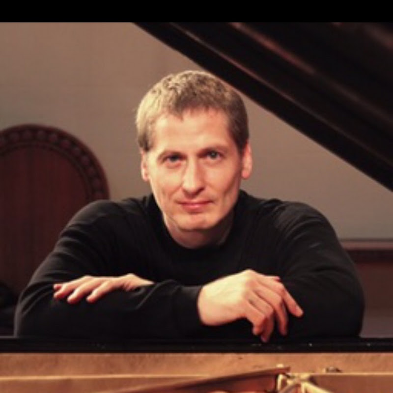     Daniel Glover, piano  Дэниел Гловер