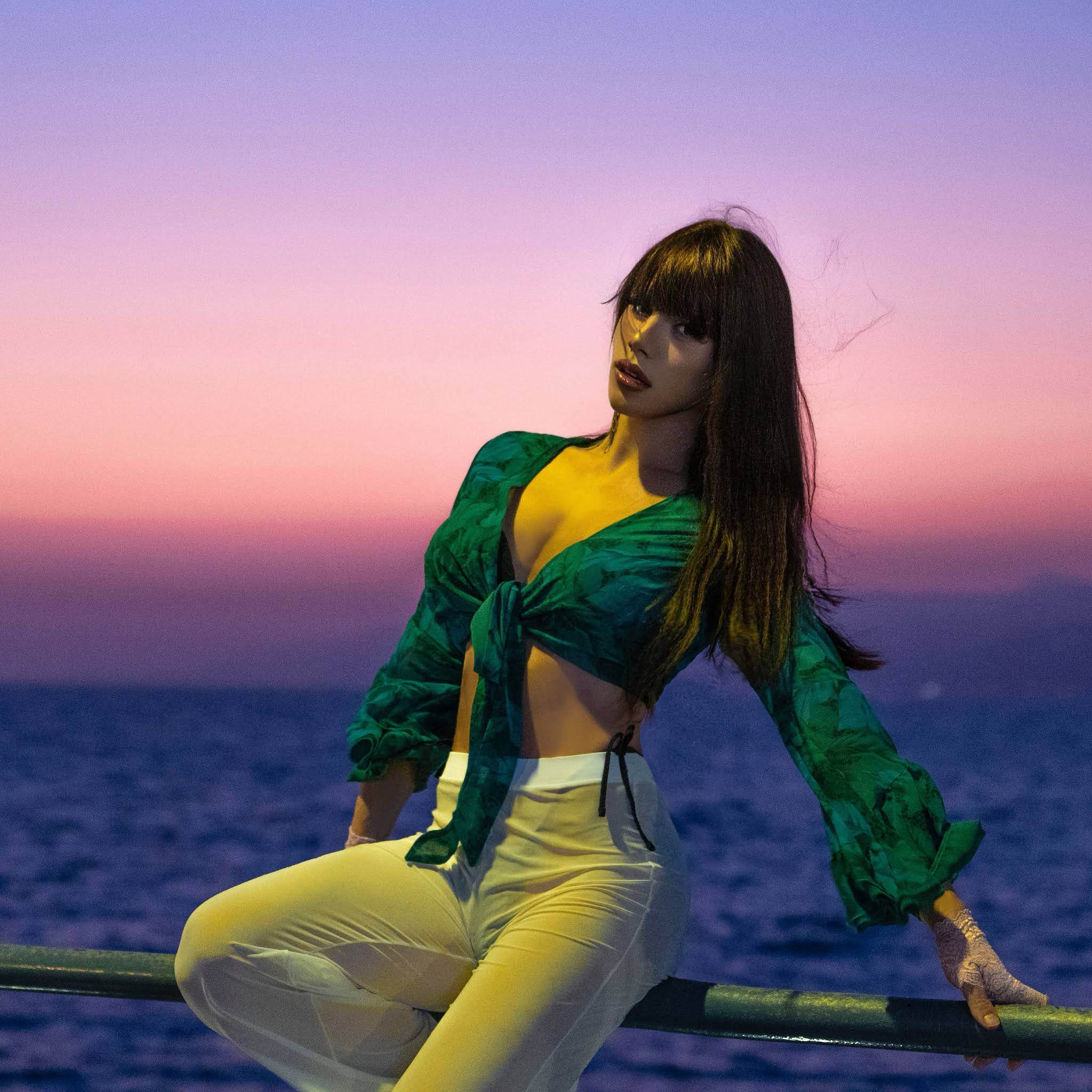 Yaltiroq külotlu çorapda sikish