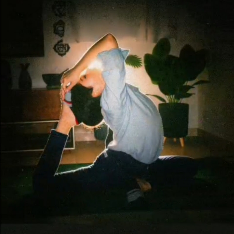 Yoga_withsemi