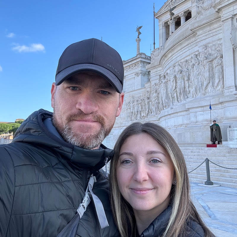 Pack Your Essentials with Oana & Mike channel avatar