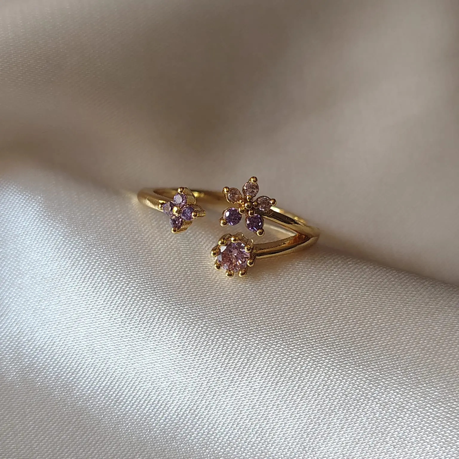 Anillo Serene 03 puesto en la mano - Somos Gitanas