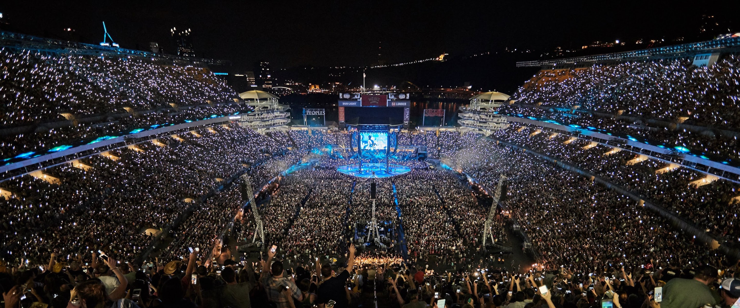 Stadium tour. Concert Stadium. Stadium Concert crowd. Sold out Concerts. Kiss Live Stadium Tour.