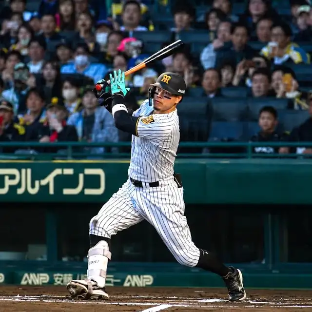 Teruaki Sato batea con los Hanshin Tigers y aparece como posible opción de los Yankees para tercera base