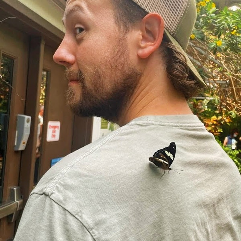 Jacob Reviews Everything Logo