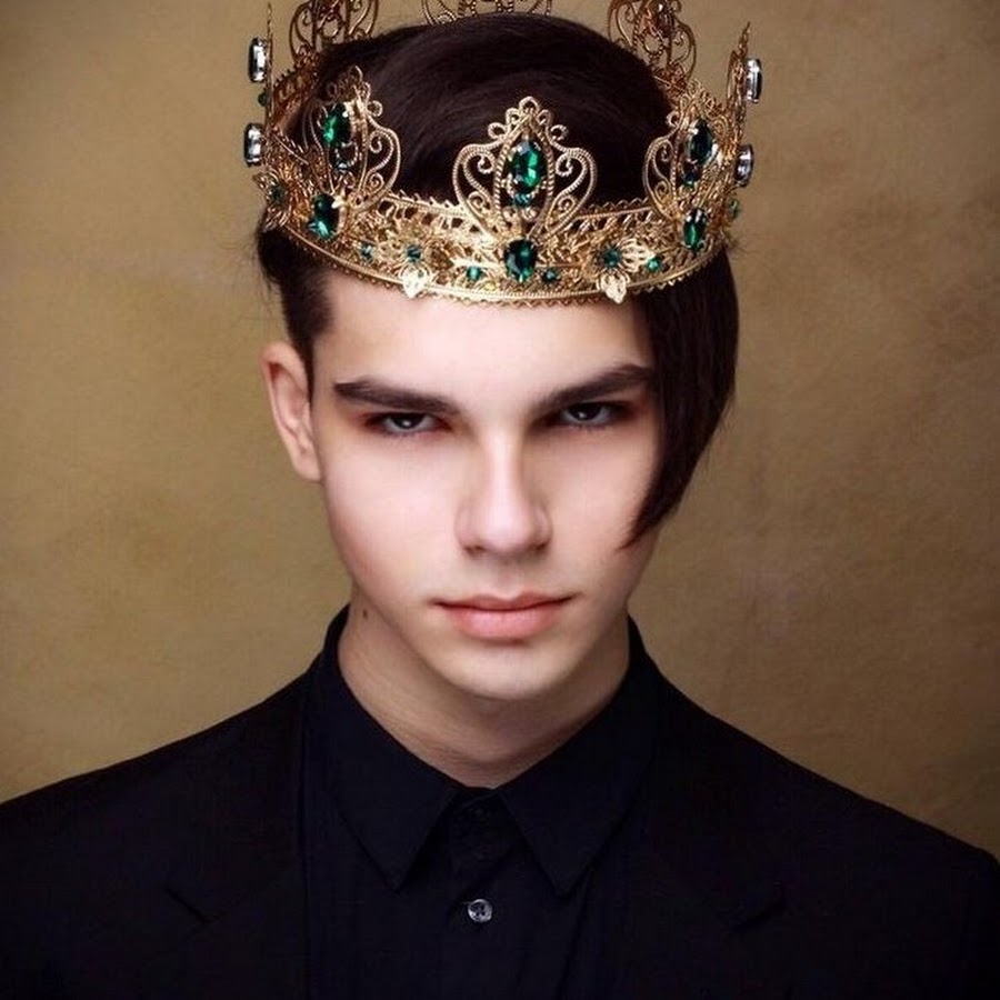 Самые красивые принцы. Корона мужская. Самый красивый принц в мире. Самый красивый принц Европы. Надевает корону.