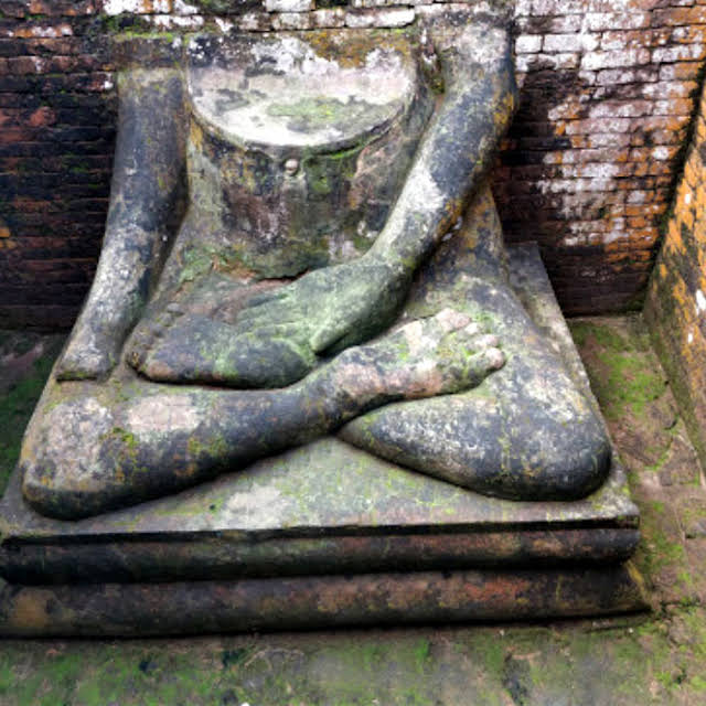 ক্ষতিগ্রস্থ অক্ষোভ্যের মূর্তি
