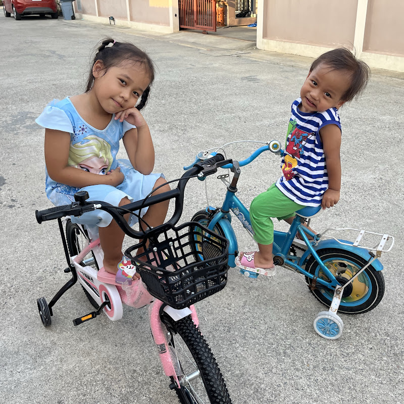 เอวา วายุ  Family