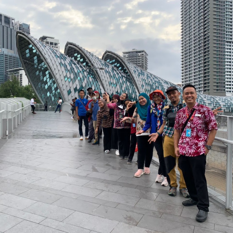 Tourist Guide (M)