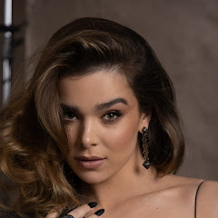 Hailee Steinfeld fans Peru
