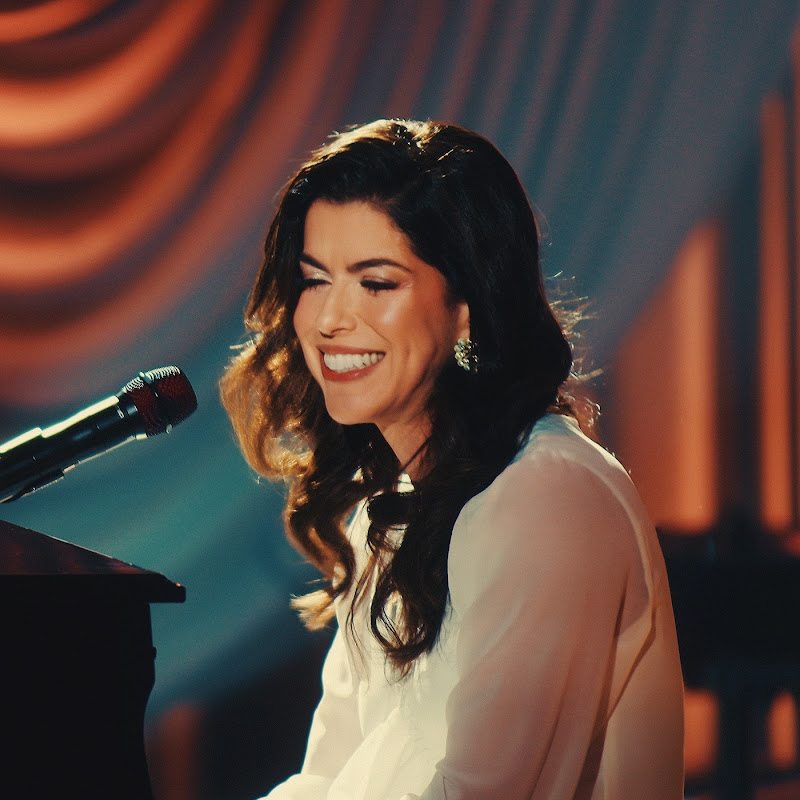 Rachel Novaes - Topic