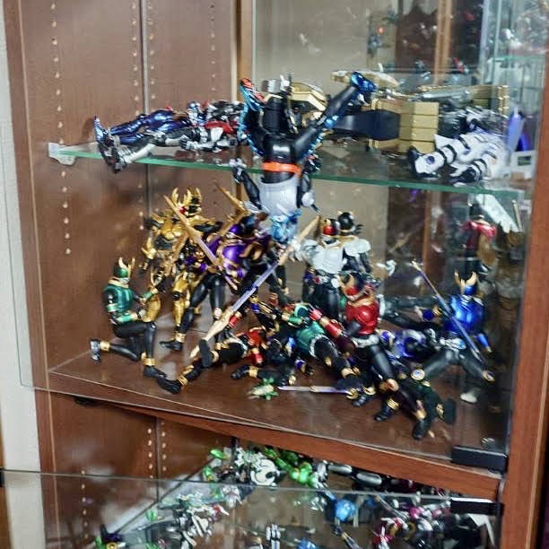 まだ帰宅していないので詳細が分かりませんが地震でフィギュア棚が大変