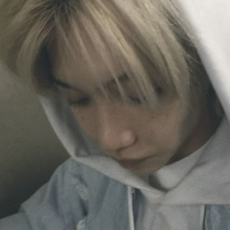 𝚆𝙷𝙾 𝙰𝙼 𝙸?