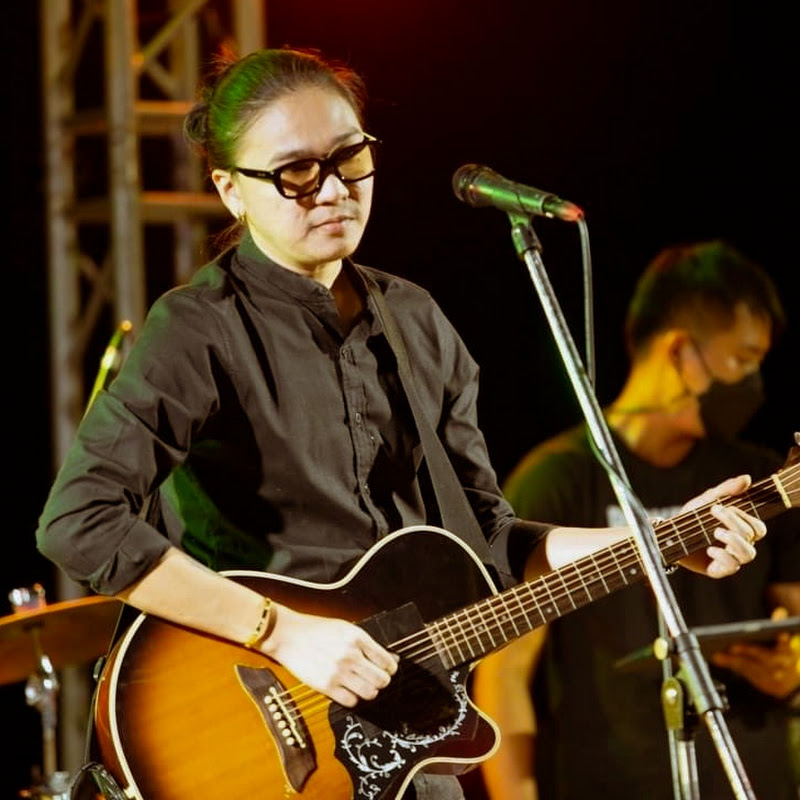 มอส ขจรจารุกุล