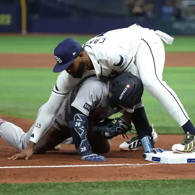 Austin Wells es eliminado en tercera durante el Juego 1 del ALDS entre Yankees y Tampa Bay Rays
