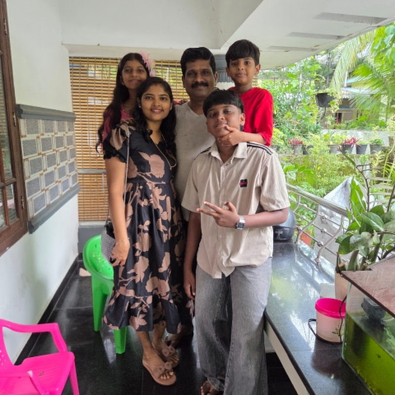 Three kidies with mom