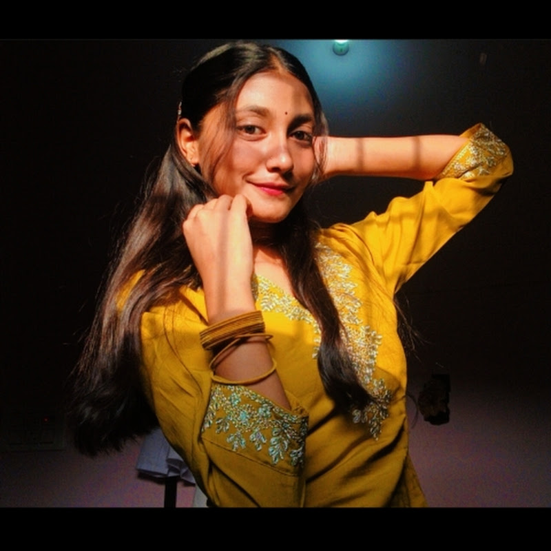 Siddhi_Kashyap (sings)