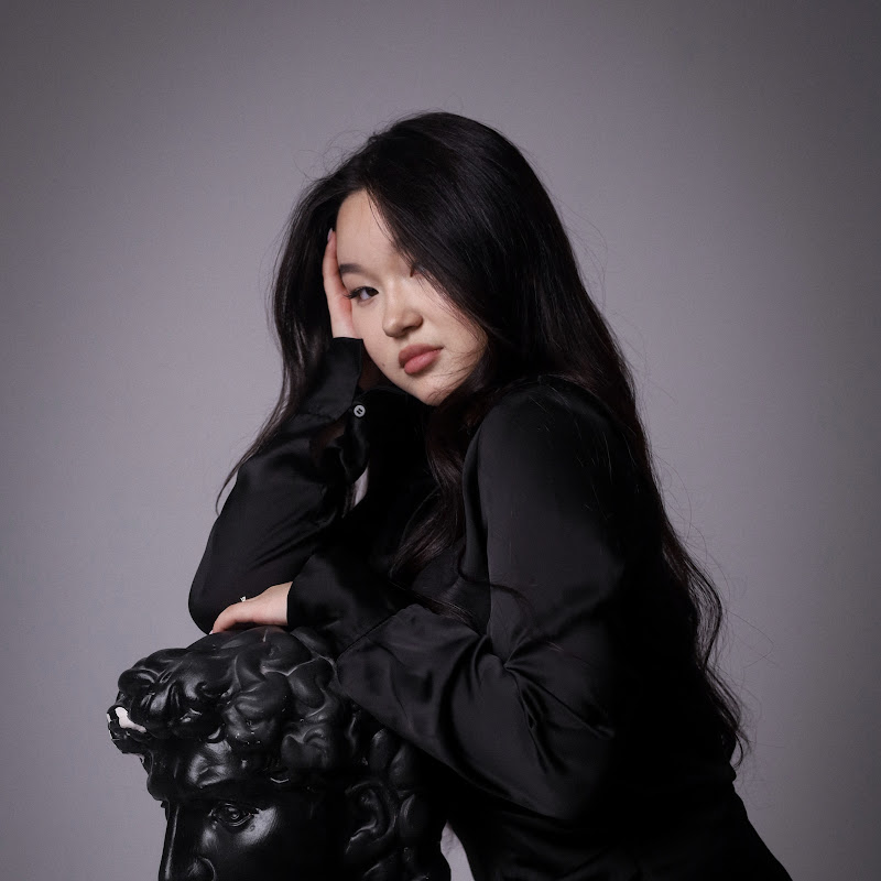 Amina Makishova Logo