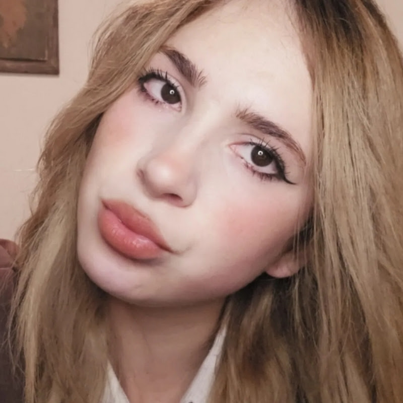Hire Thea D — Beauty & Fashion YouTube creator for sponsorships