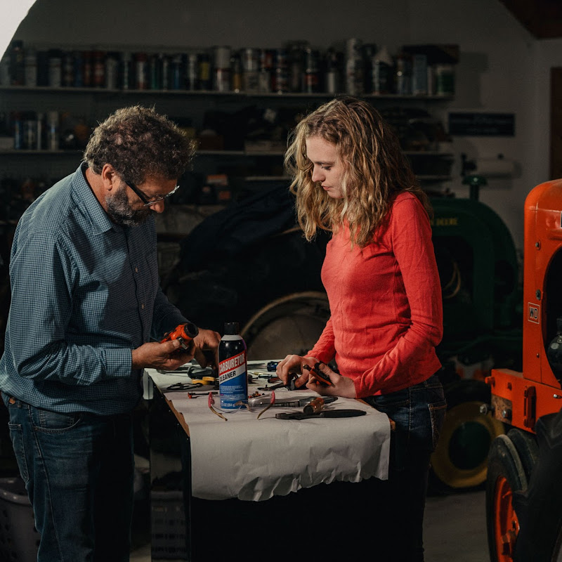 Dan and Rachel Gingell, FarmTractorRepair icon